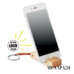 Προσωποποιημένο μπρελόκ από μπαμπού που λειτουργεί ως βάση κινητού με χαραγμένο όνομα